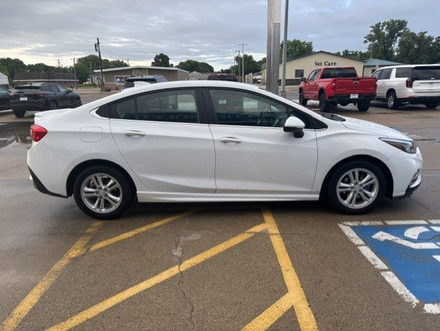 2017 Chevrolet Cruze — detail view