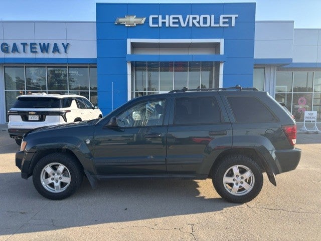 2005 Jeep Grand Cherokee Laredo in Green — front three-quarter view